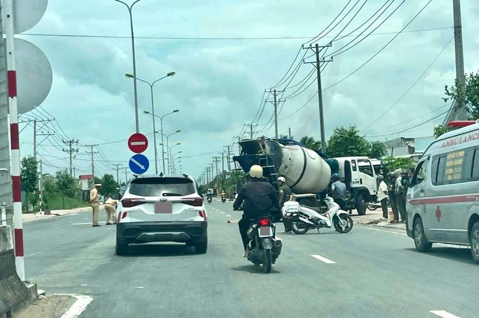 Hiện trường vụ tai nạn giữa xe trộn bê tông và xe máy.