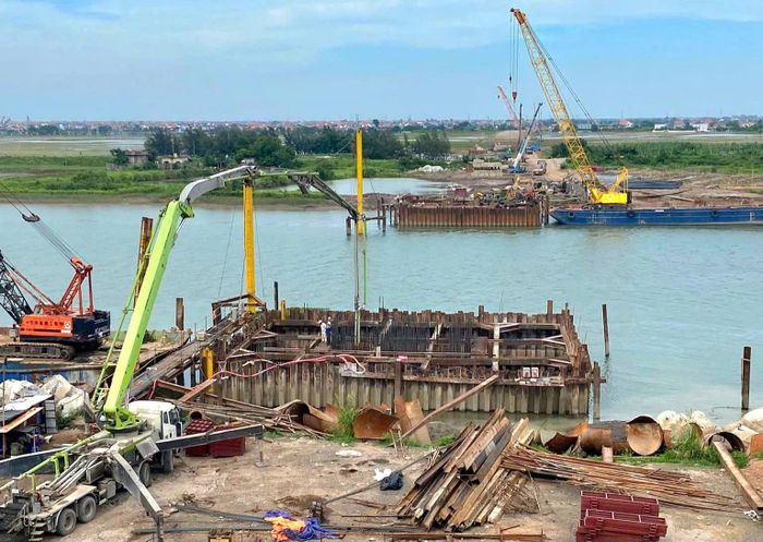 Thi công cầu Ninh Cơ trên cao tốc Ninh Bình - Hải Phòng đoạn qua tỉnh Nam Định, Thái Bình cũ (Ảnh chụp tháng 6/2026).