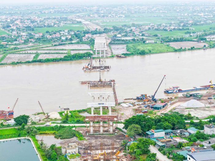 Cầu vượt sông Hồng trên tuyến cao tốc CT.08 có chiều dài hơn 1,1km và bề rộng 24,75m. Cầu có 23 nhịp, trong đó 20 nhịp cầu dẫn Super T và 3 nhịp cầu chính giữa sông đúc hẫng.