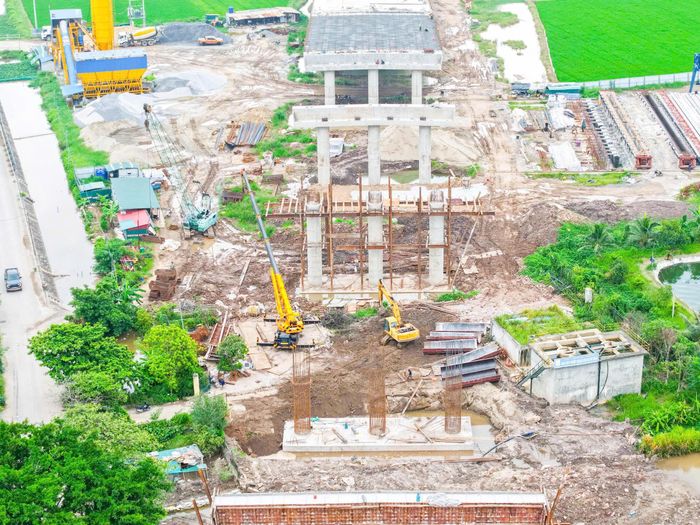 "Có 8 mỏ cát quy hoạch để phục vụ cho dự án, tuy nhiên đến nay mới chỉ cấp phép được 2 mỏ. Từ đó dẫn đến tình trạng khan hiếm vật liệu, nhà thầu phải huy động nhiều kênh khác nhau để có cát phục vụ thi công xây dựng", ông Hùng nói và cho biết giá vật liệu tăng trong thời gian qua cũng ảnh hưởng đến dự án.