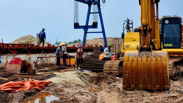 Còn tại mũi thi công cầu vượt nút giao Thái Bình - Cồn Vành (gói thầu R06), Công ty CP xây dựng Xuân Quang (nhà thầu xây dựng) cũng huy động nhiều nhân lực và thiết bị máy móc để triển khai dự án.