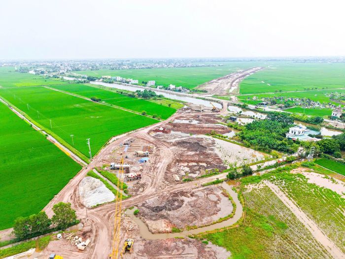 "Những ngày này thời tiết mưa nắng thất thường, có khi mưa cả tuần, vì thế khi thời tiết nắng ráo chúng tôi huy động tối đa nhân lực đến công trường. Hiện nay hơn 300 công nhân và thiết bị máy móc đang thực hiện công việc như: xử lý móng cọc nhồi, đúc dầm cầu vượt, đào đắp và xử lý nền đất yếu…", ông Doãn Trọng Lực, chỉ huy trưởng công trường gói thầu R06 cho hay.