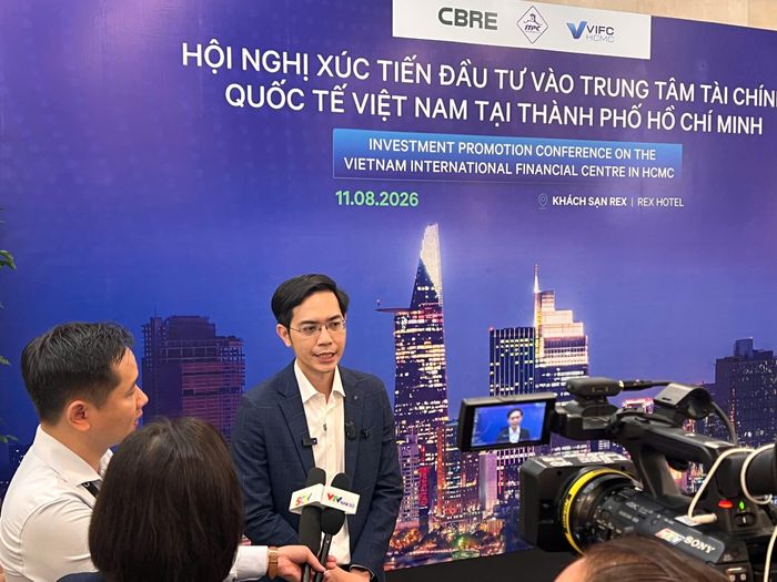 PGS.TS Nguyễn Hữu Huân, Phó chủ tịch Cơ quan điều hành VIFC-HCMC trả lời phỏng vấn phóng viên báo đài