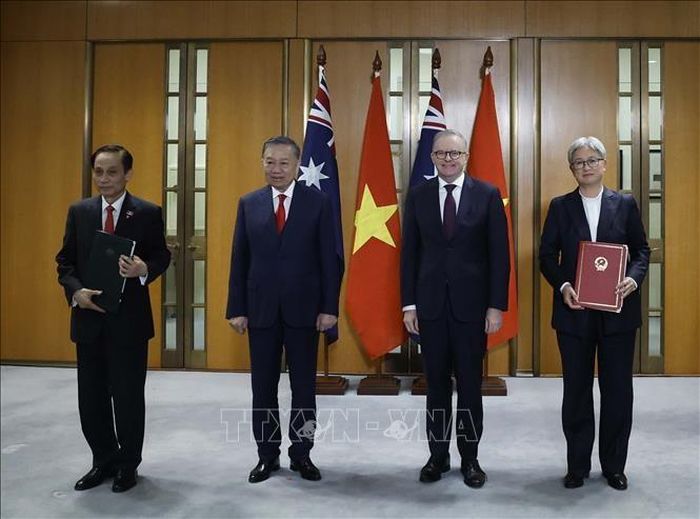 Tổng Bí thư, Chủ tịch nước Tô Lâm và Thủ tướng Australia Anthony Albanese chứng kiến trao văn kiện hợp tác giữa hai nước. Ảnh: TTXVN