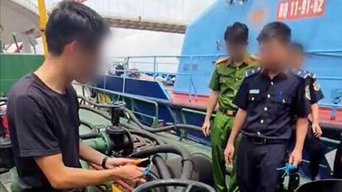  Các thùng dầu trên tàu. 