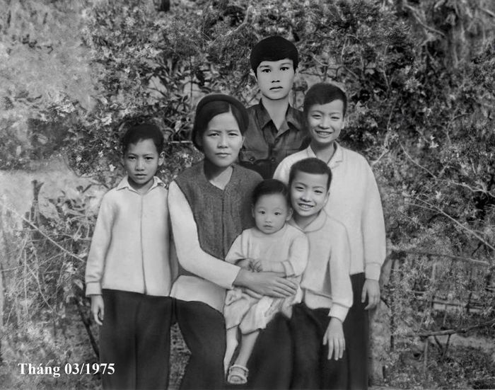 Đồng chí Đào Trọng Hùng chụp cùng mẹ và các em tháng 3/1975. Ảnh: NVCC
