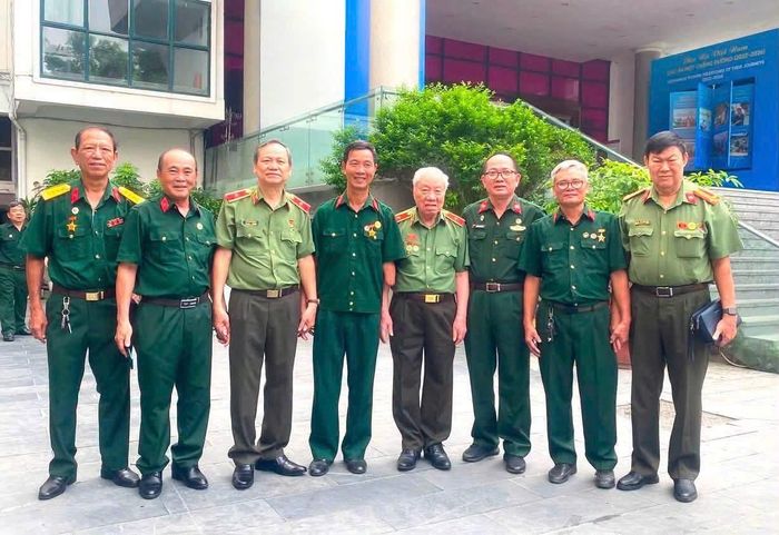Thiếu tướng Anh hùng Đào Trọng Hùng ( thứ 3 bìa trái ) và Thiếu tướng Anh hùng Phan Văn Lai 97 tuổi ( thứ 4 bìa phải ) Thương Binh CCB Nguyễn Duy Hiền cụt một chân ( thứ 2 bìa phải ) Thương Binh CCB Quách Quyết cụt tay trái ( thứ 4 bìa trái ) cùng các Cựu chiến Binh, Cựu Công an nhân dân trước sảnh Bảo tàng Phụ nữ Việt Nam ngày 22/07/2026  , Ảnh : Thành Đô ↵ ↵