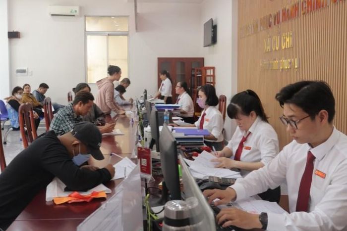 Cán bộ Trung tâm Phục vụ hành chính công xã Củ Chi giải quyết thủ tục cho người dân.