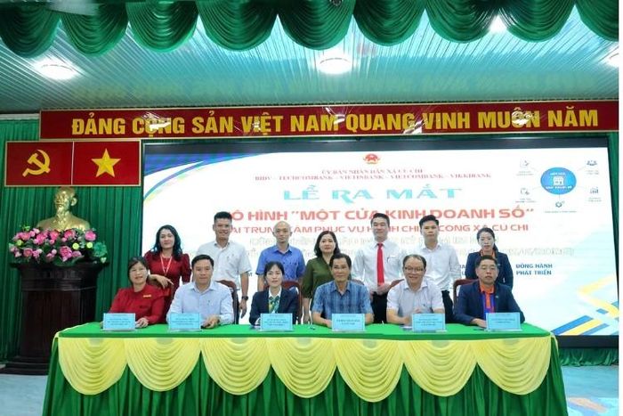Đại diện UBND xã Củ Chi tham gia lễ ký kết mô hình “Một cửa kinh doanh số”.
