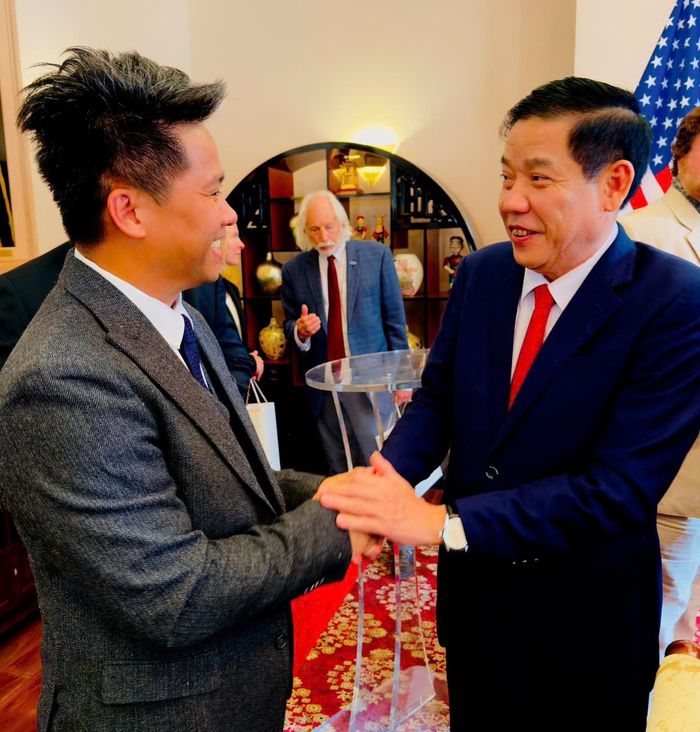Thượng tướng Nguyễn Văn Gấu -Trưởng đoàn Việt Nam tặng quà lưu niệm và cảm ơn.