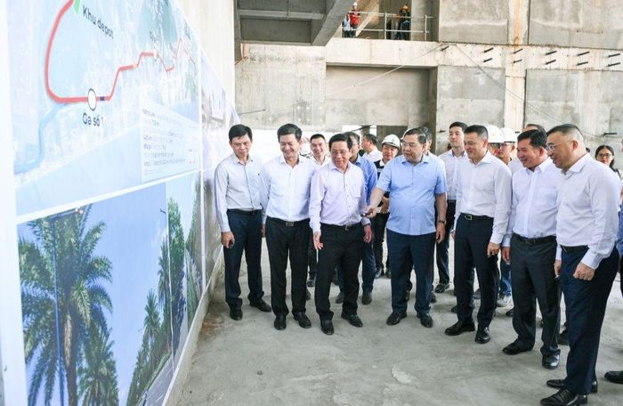 Tại cuộc làm việc sau chuyến thị sát ngày 1-2/8, Phó thủ tướng yêu cầu tỉnh An Giang, các bộ, ngành và doanh nghiệp xử lý ngay những vướng mắc về thủ tục, đất đai, cơ chế đầu tư, vật liệu và thiết bị; công việc thuộc thẩm quyền cấp nào phải được giải quyết dứt điểm ở cấp đó.