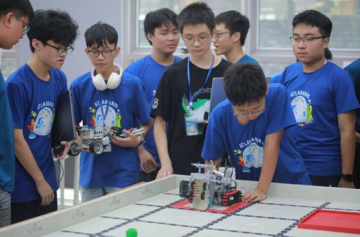 Các em nhỏ chuẩn bị robot cho vòng thi.
