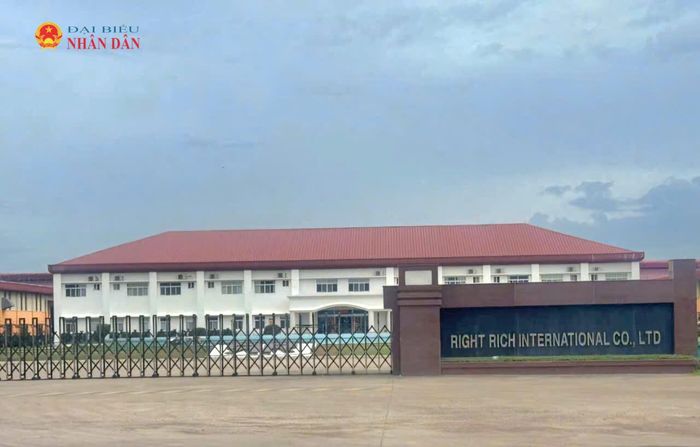 Nhà máy sản xuất giày dép tại KCN Hàm Kiệm II cần tuyển 500 lao động. Ảnh: Quang Phương