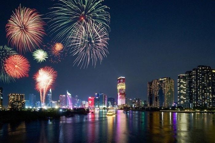 Bắn pháo hoa tại TP. Hồ Chí Minh trong một dịp lễ