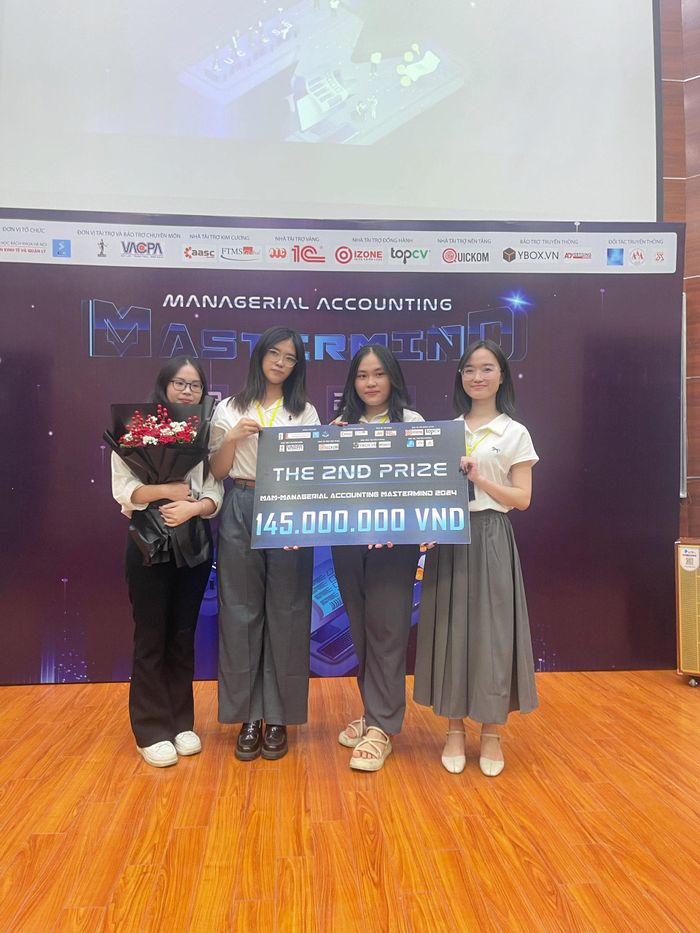 Phương Anh cùng team đã xuất sắc Á quân cuộc thi Managerial Accounting Mastermind 2024. Ảnh: NVCC