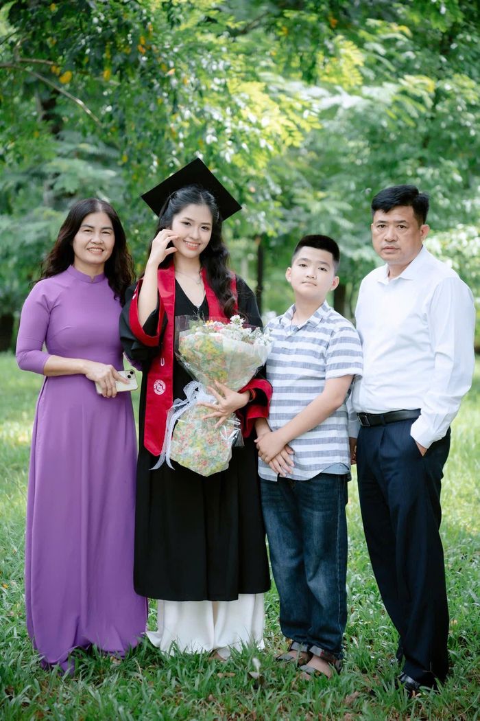 Gia đình luôn là điểm tựa vững chắc trên con đường học tập của Phương Anh. Ảnh: NVCC