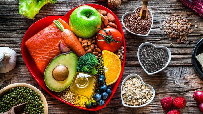 Bạn có thể tham khảo chế độ ăn DASH (viết tắt của Phương pháp ăn kiêng để ngăn chặn tăng huyết áp) , vốn ít natri và giàu kali gấp 3 lần so với chế độ ăn trung bình