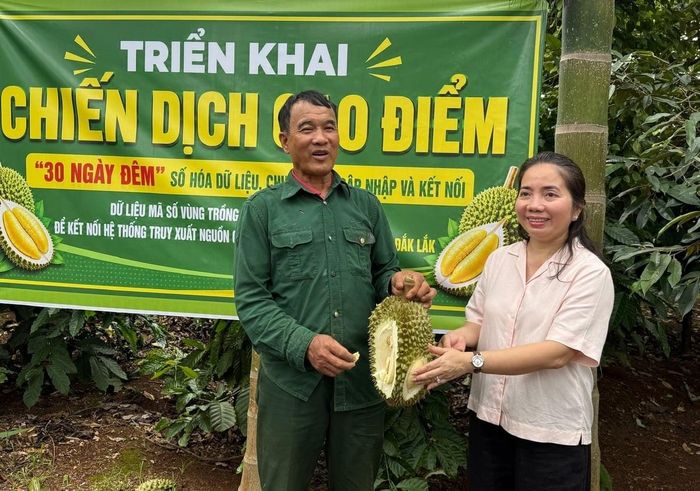 Ông Nguyễn Văn Châu, trú thôn 1, xã Ea Ktur, tỉnh Đắk Lắk tỏ ra hết sức vui mừng khi nghe thông tin từ bà Đặng Thị Thuỷ, Phó Giám đốc Sở NN và MT Đắk Lắk về chiến dịch 30 ngày hỗ trợ cấp mã vùng trồng. Ảnh: Phạm Hoài