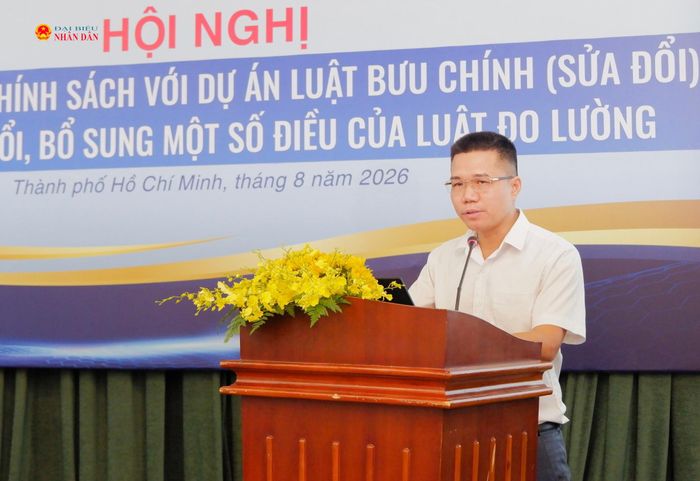 Đại diện Vụ Bưu Chính - Bộ Khoa học và Công nghệ Lê Văn Chung trình bày chuyên đề tại hội nghị. Ảnh: Tịnh Hà