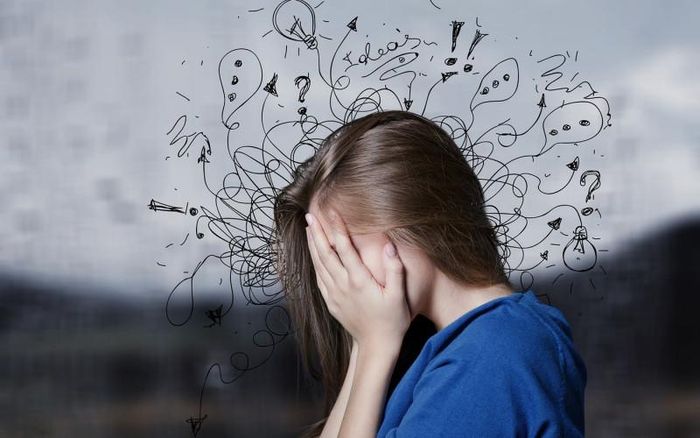 Lo âu có thể biểu hiện qua các triệu chứng cơ thể như đau đầu, mất ngủ, rối loạn tiêu hóa hoặc những thay đổi về chức năng cơ thể. Ảnh minh họa