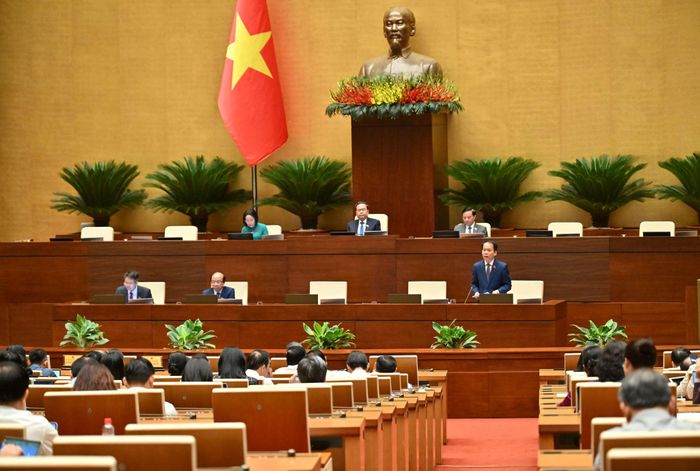 Bộ trưởng Bộ Tư pháp Hoàng Thanh Tùng giải trình làm rõ một số vấn đề ĐBQH quan tâm. Ảnh: Quang Khánh