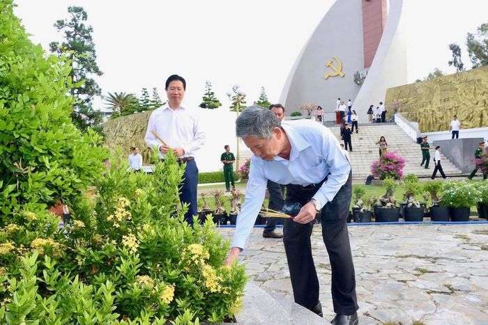 Bí thư Tỉnh ủy, Chủ tịch HĐND tỉnh Đồng Tháp Ngô Chí Cường thắp hương tại mộ liệt sĩ