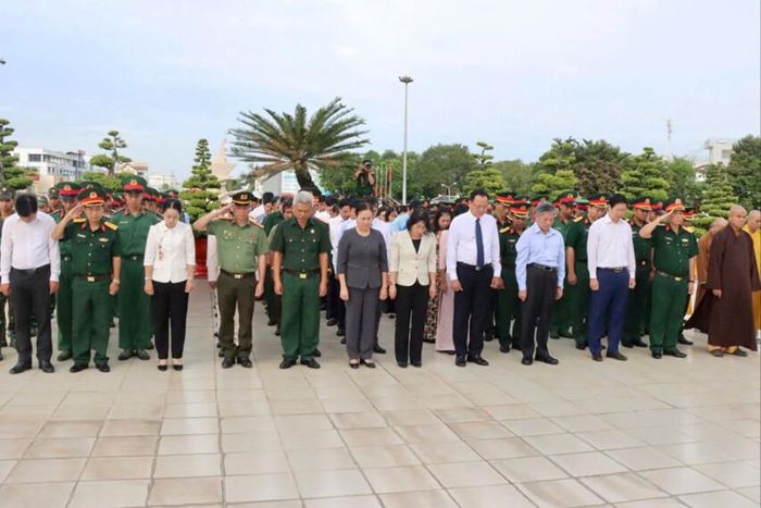 Đại biểu dành phút mặc niệm để tưởng nhớ, tỏ lòng biết ơn các Anh hùng liệt sĩ