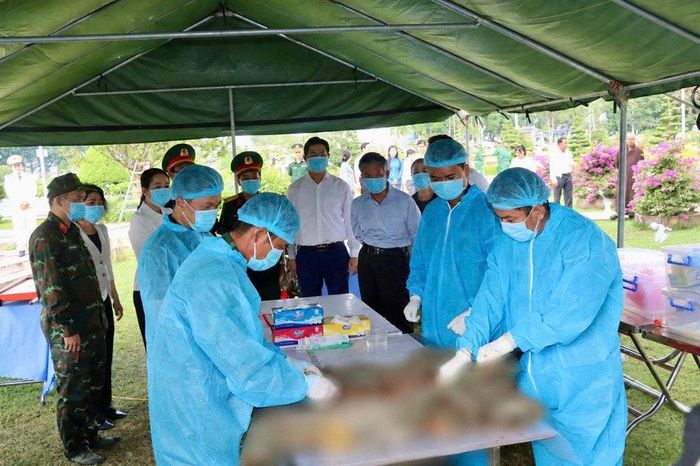 Lực lượng chức năng tiến hành lấy mẫu hài cốt liệt sĩ