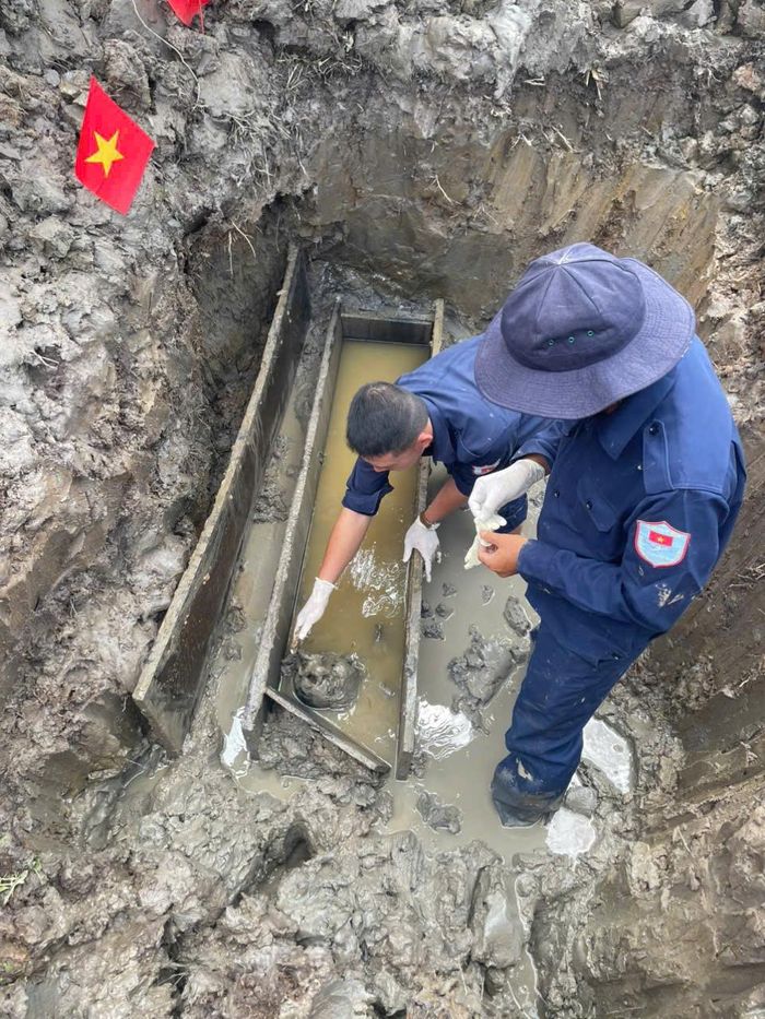 Sau khi tìm được 3 hài cốt, lực lượng chức năng lấy mẫu sinh phẩm để giám định ADN để đối chiếu tìm ra thân nhân liệt sĩ, từ đó xác định danh tính 3 hài cốt liệt sĩ. Ảnh: Phương Vũ