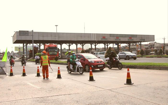 Trong suốt quá trình tháo dỡ, tuyến đường vẫn duy trì 4 làn xe. Ảnh: Văn Dũng