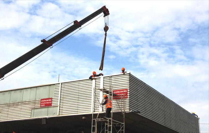 Trạm thu phí cầu Đồng Nai đã dừng thu phí nhiều năm qua nhưng vẫn chưa được tháo dỡ khiến giao thông qua khu vực thường xuyên bị ùn tắc. Ảnh: Văn Dũng