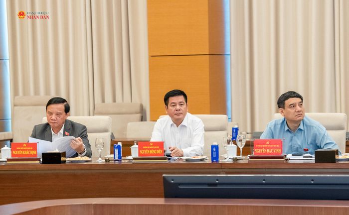Phó Chủ tịch Quốc hội Nguyễn Khắc Định, Phó Chủ tịch Quốc hội Nguyễn Hồng Diên, Chủ nhiệm Ủy ban Văn hóa và Xã hội Nguyễn Đắc Vinh dự Hội nghị