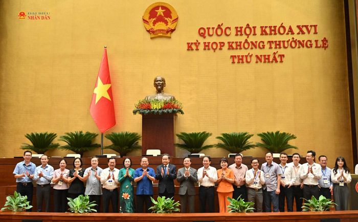 Chủ tịch Quốc hội Trần Thanh Mẫn, các Phó Chủ tịch Quốc hội và các đại biểu tại phiên họp