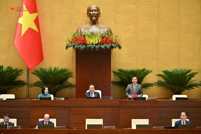 Chủ tịch Quốc hội Trần Thanh Mẫn chủ trì phiên họp, Phó Chủ tịch Quốc hội Nguyễn Khắc Định điều hành nội dung thảo luận về dự án Luật Phát triển đô thị sáng 11/8