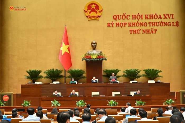 Chủ tịch Quốc hội Trần Thanh Mẫn chủ trì phiên họp, Phó Chủ tịch Quốc hội Nguyễn Khắc Định điều hành nội dung thảo luận về dự án Luật Phát triển đô thị sáng 11/8