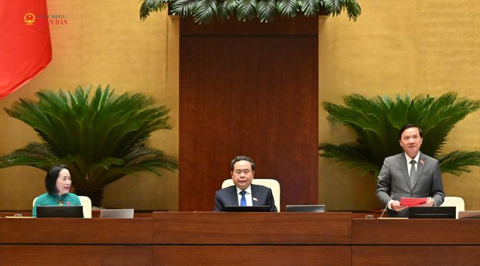 Chủ tịch Quốc hội Trần Thanh Mẫn chủ trì phiên họp, Phó Chủ tịch Quốc hội Nguyễn Khắc Định điều hành nội dung thảo luận về dự án Luật Phát triển đô thị sáng 11/8
