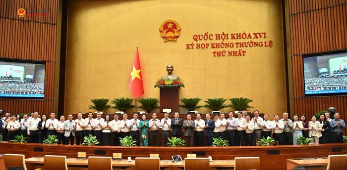 Thủ tướng Chính phủ Lê Minh Hưng, Chủ tịch Quốc hội Trần Thanh Mẫn, các Phó Chủ tịch Quốc hội và các đại biểu tại phiên họp