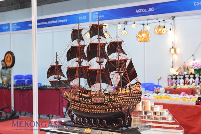 Mô hình thuyền buồm thủ công mỹ nghệ làm từ gỗ. Ảnh: Lê Hồng Nhung - Mekong ASEAN
