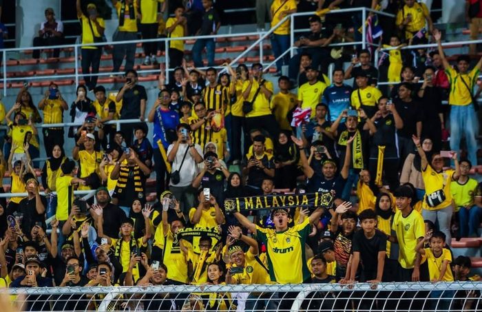 Cổ động viên Malaysia tại sân Kuala Lumpur khi đội nhà chạm trán Philippines ngày 8/8. Ảnh: FAM