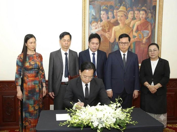 Ông Hoàng Văn Nghiệm, Ủy viên Ban Chấp hành Trung ương Đảng, Bí thư Tỉnh ủy Sơn La ghi sổ tang. Ảnh SNews