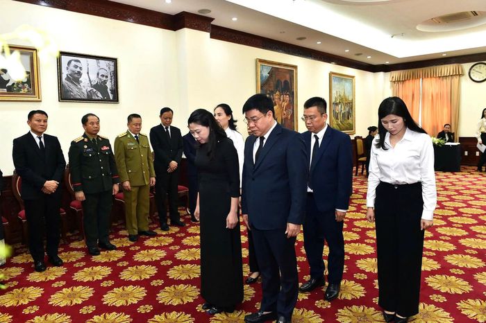 Đoàn đại biểu tỉnh Tuyên Quang dành phút mặc niệm tưởng nhớ Chủ tịch Quốc hội Lào Saysomphone Phomvihane. Ảnh Báo Tuyên Quang