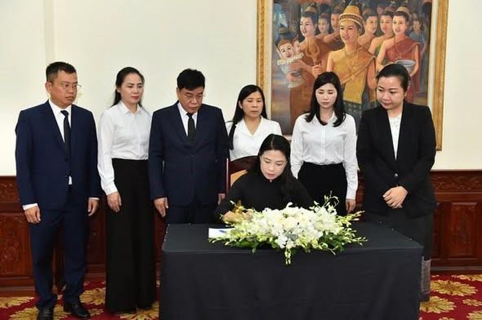 Bà Lê Thị Kim Dung, Phó Bí thư Thường trực Tỉnh ủy, Trưởng Đoàn đại biểu Quốc hội tỉnh Tuyên Quang ghi sổ tang. Ảnh Báo Tuyên Quang