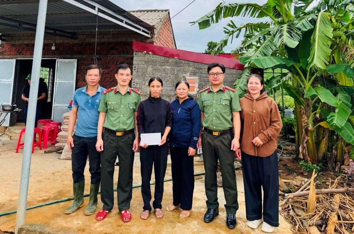 Ngoài ngày công, lực lượng Công an xã còn hỗ trợ kinh phí cho các gia đình có hoàn cảnh khó khăn.