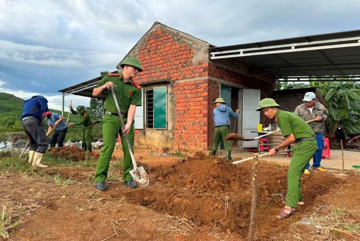Công an xã Kỳ Văn, tỉnh Hà Tĩnh hỗ trợ ngày công giúp người nghèo xây dựng lại nhà mới.