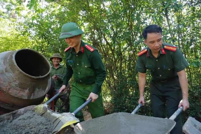 Khi dân cần, những chiến sĩ Công an cũng không ngần ngại để trở thành những người thợ xây.