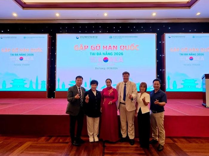 Phó Chủ tịch UBND TP Đà Nẵng Nguyễn Thị Anh Thi, Chủ tịch Hội đồng TP Yongin chụp ảnh cùng đại diện VKBIA.