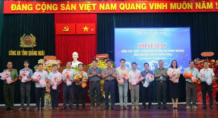 Đội trưởng các đội tham gia diễn tập nhận hoa từ Ban Tổ chức.
