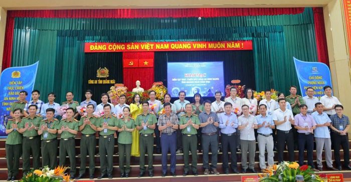 Ban Tổ chức, các đại biểu và các đội tham gia diễn tập tại lễ khai mạc.
