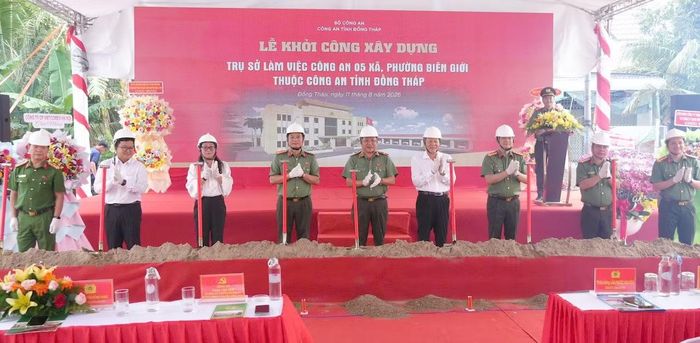 Thiếu tướng Lâm Phước Nguyên cùng các đại biểu thực hiện nghi thức khởi công.