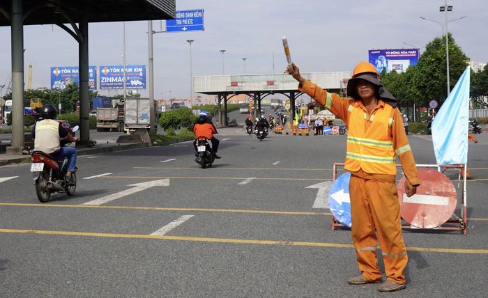 Đơn vị tháo dỡ bố trí người điều tiết giao thông.